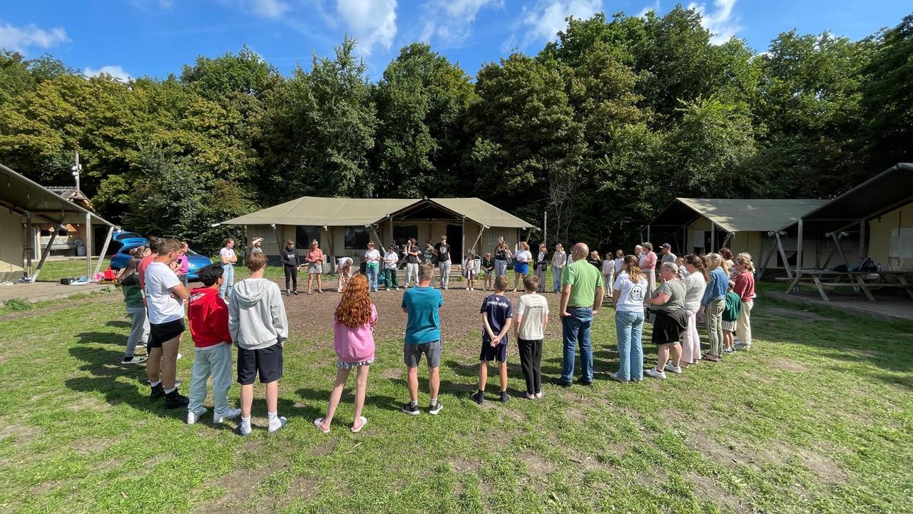De ouders en kinderen op het kamp spelen spelletjes en voeren gesprekken (privéfoto). 