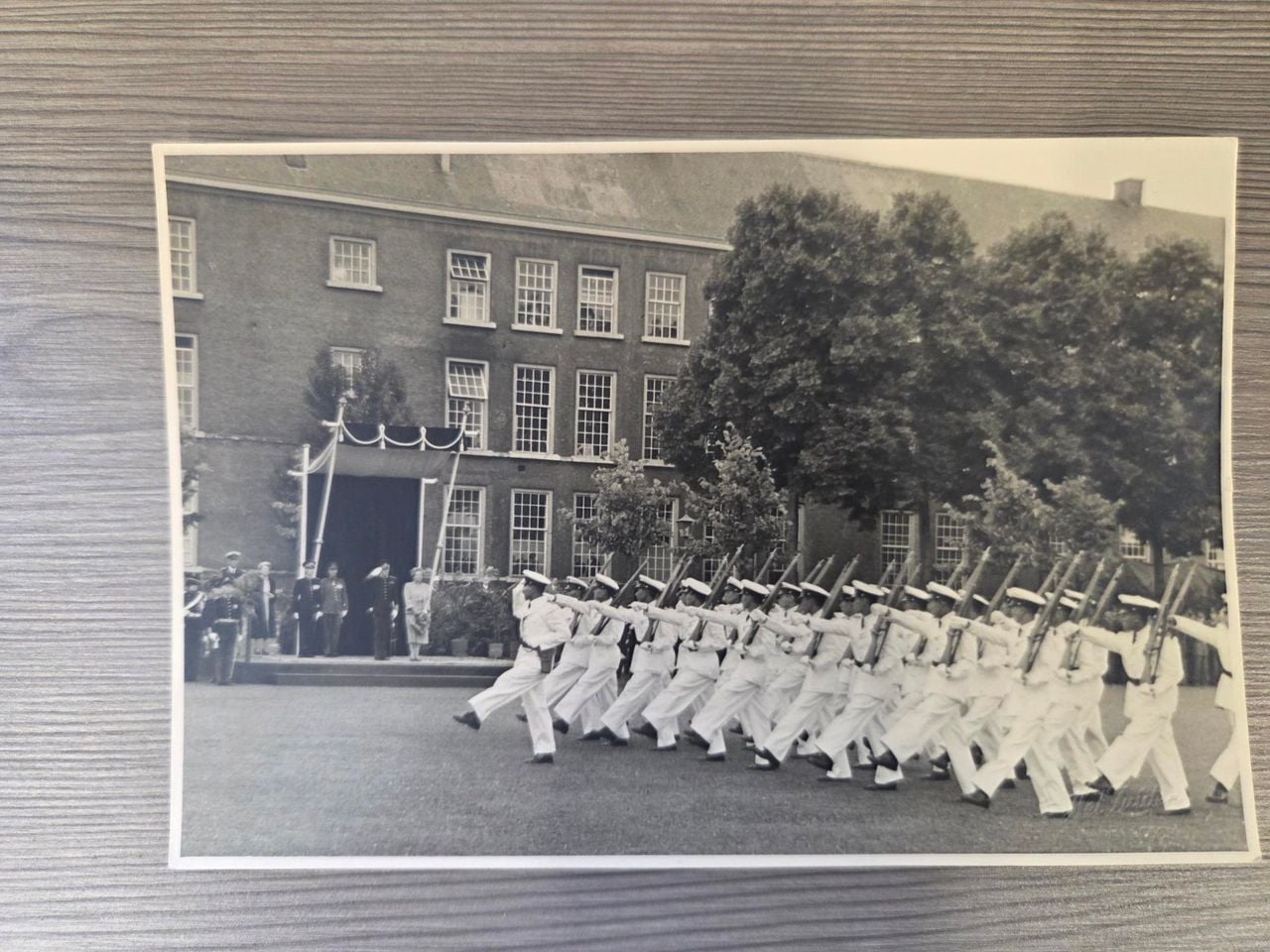 Indonesische cadetten marcheren voor koningin Juliana in 1953 tijdens het 125-jarige bestaan van de KMA (foto: KMA)