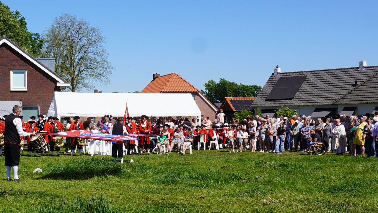 Vendelgroet en veel bekijks in Wintelre (Foto: Katja de Bresser)