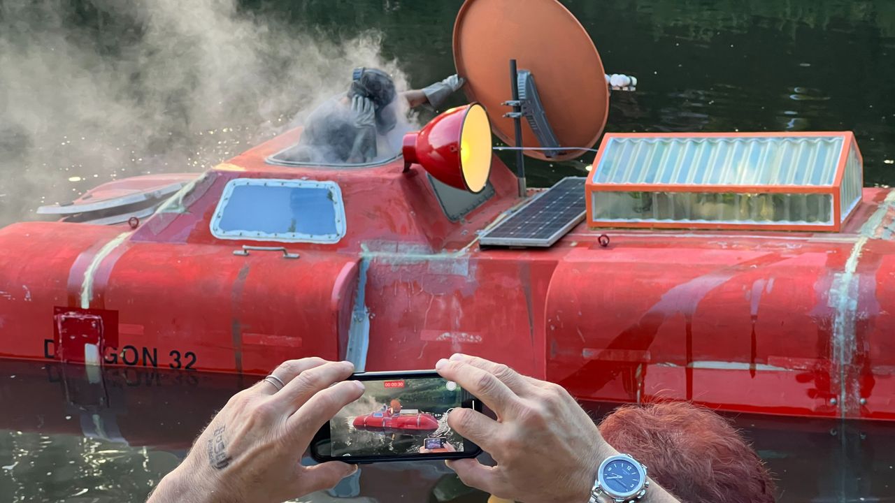 Langs de kant worden veel foto's gemaakt van de prachtige boten die voorbij komen (foto: Megan Hanegraaf). 