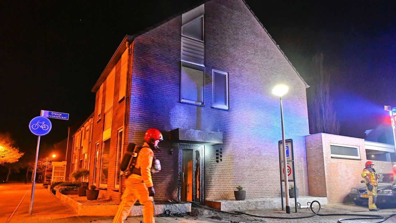 Ook de gevel is beschadigd (foto: Rico Vogels/SQ Vision).