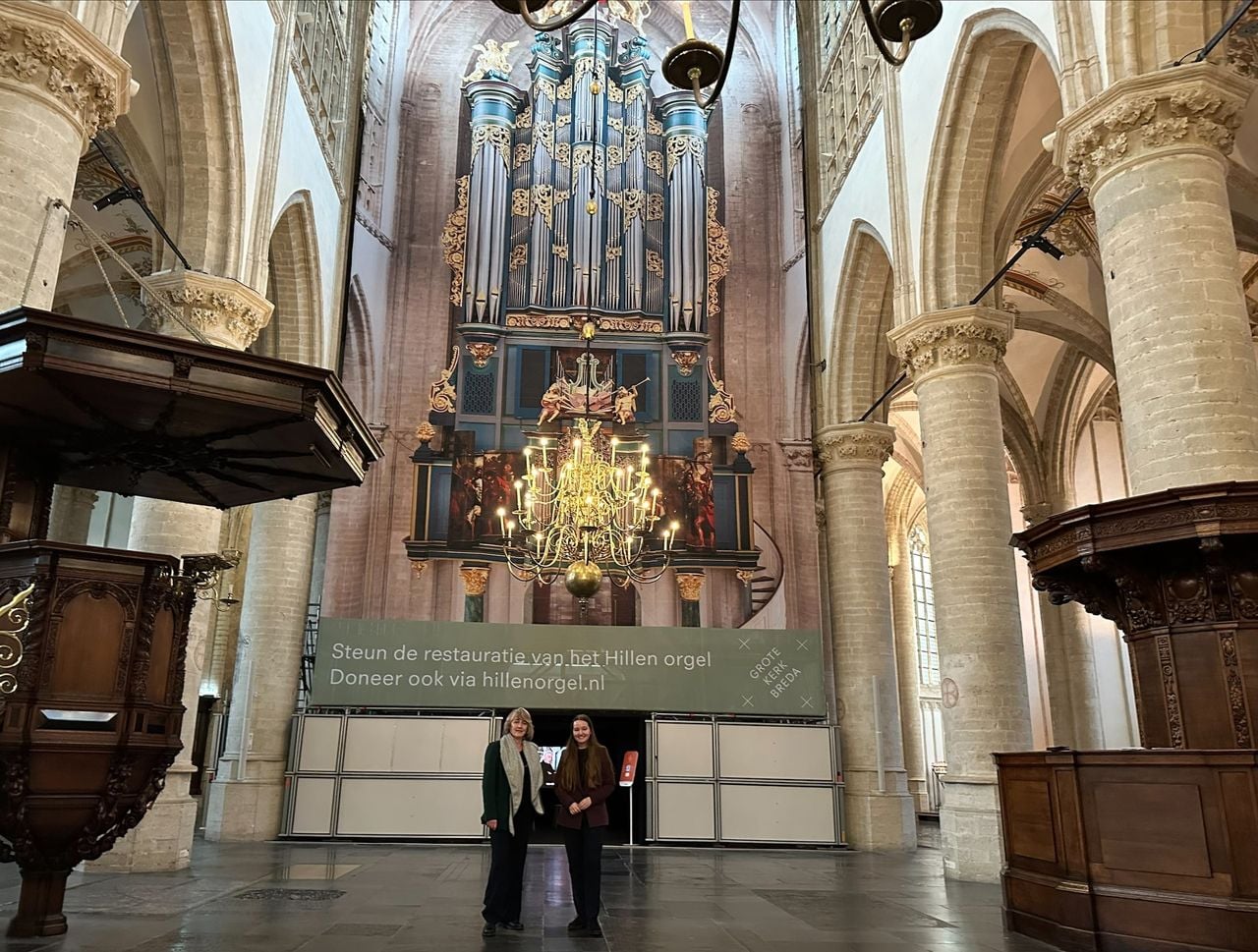 Een doek van het Hillenorgel bedekt nu het echte orgel in restauratie (foto: Omroep Brabant).