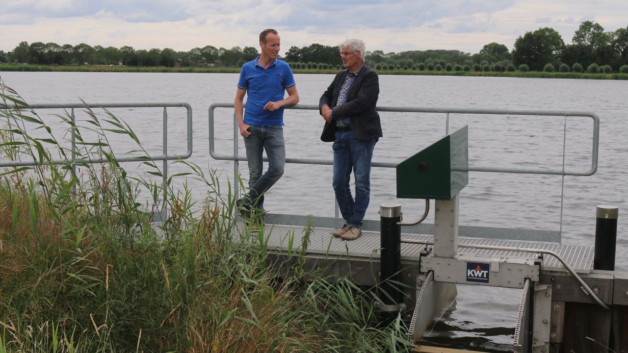 Langs deze stuw stroomt het water de waterhouderij uit en het werkgebied van het waterschap in.