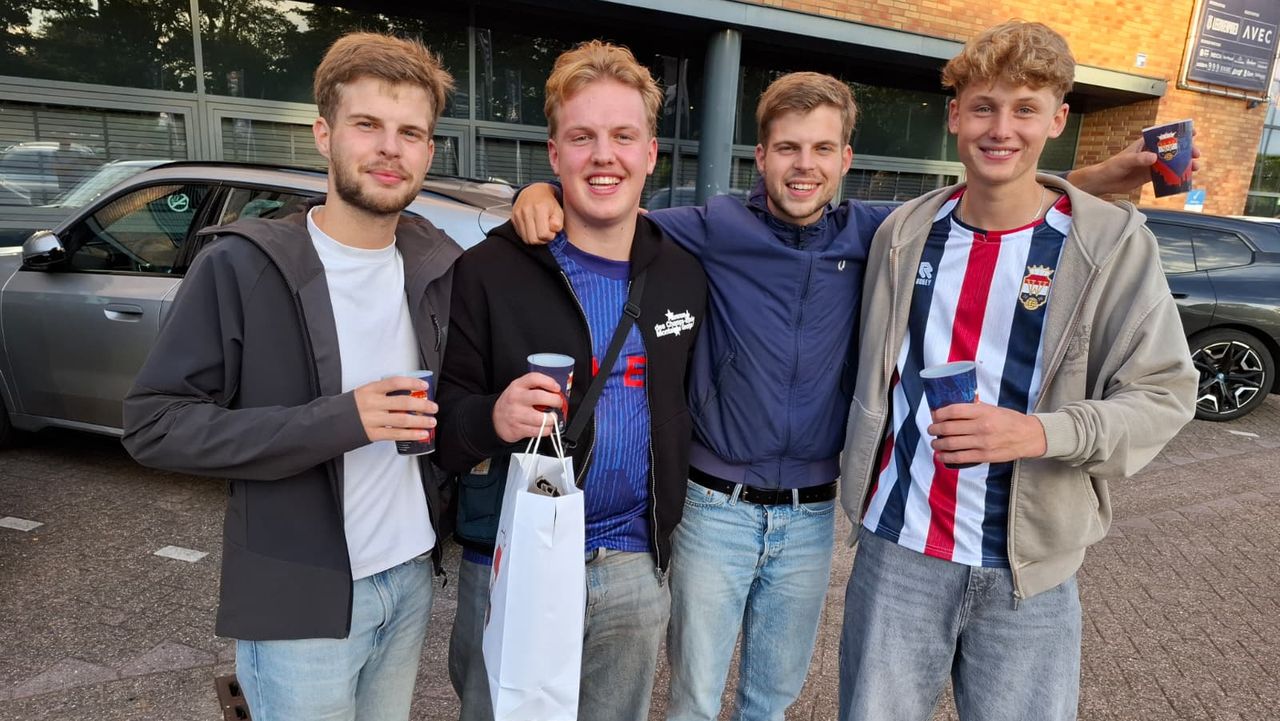 Willem II-supporters Timo Swaans, Colin Lane, Jarne Swaans en Maarten van den Berg (foto: Leon Voskamp).