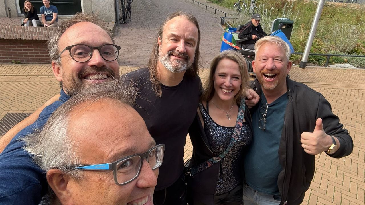 Jos (tweede van links) met zijn vrienden met zanger Damian Wilson in het midden (foto: Jos Verkuijlen). 