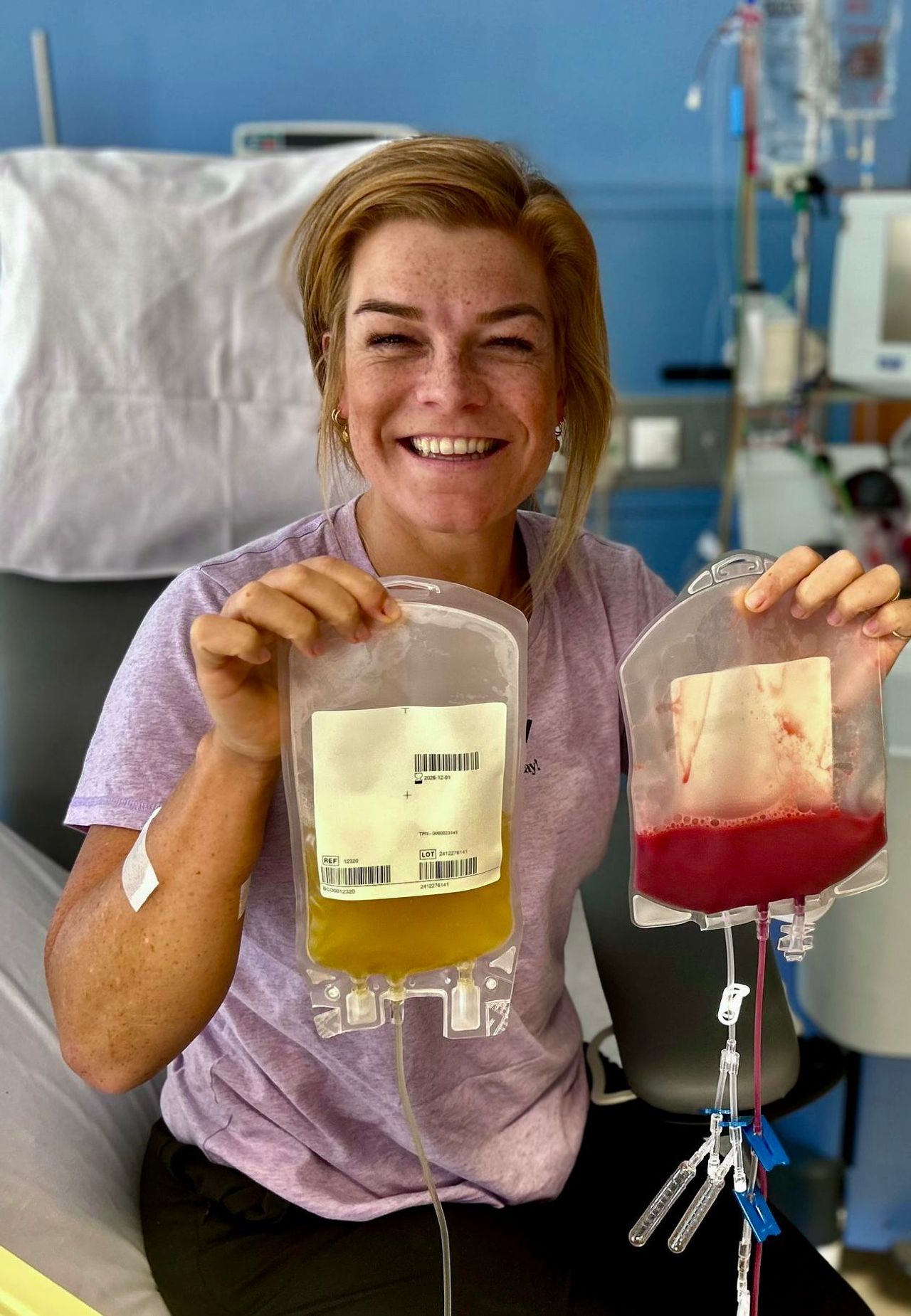 Nikki met gedoneerde bloedplaatjes en plasma na het doneren (privéfoto). 