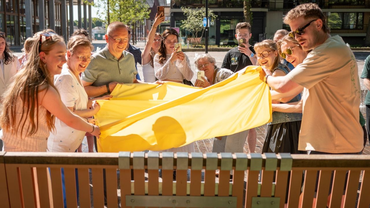 Familie en vrienden onthullen de herinneringsplaat (foto: Joris Buijs fotografie).