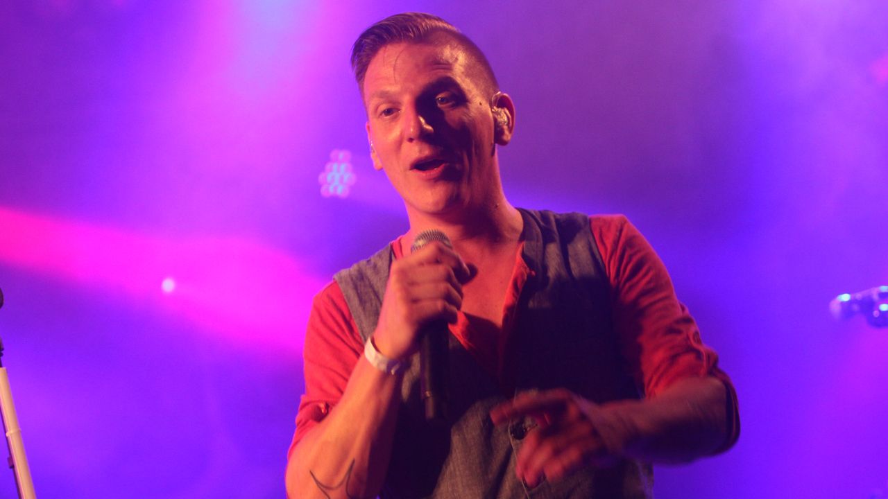 BZB-gitarist Paul Rademaker voordat hij de band verliet (foto: Martijn de Bie).