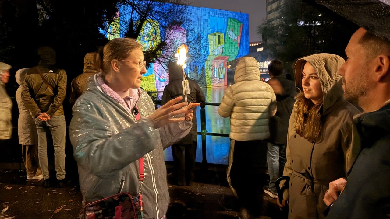 Mandy van Pruissen geeft uitleg bij het Van Abbemuseum (foto: Studio040).