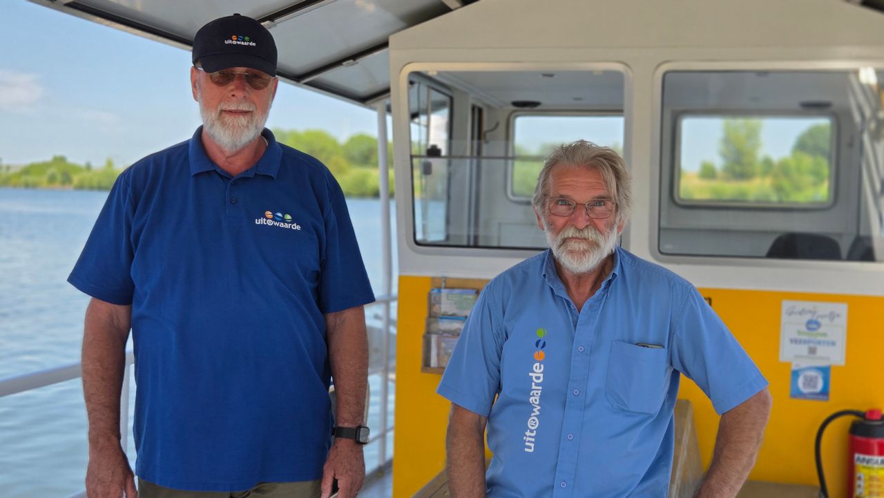 Eric en Willem brengen voetgangers en fietsers naar de overkant (foto: Noël van Hooft).