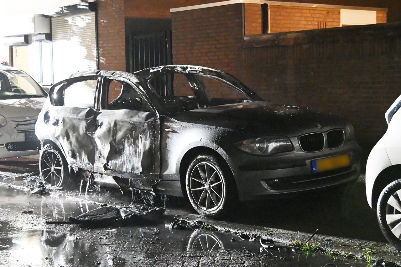 Het dak van de auto belandde op het dak van een schuur aan de overkant van de straat (foto: Perry Roovers/SQ Vision).
