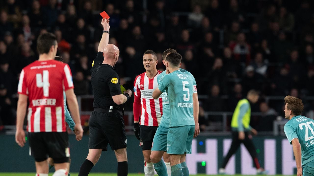 Afellay krijgt rood in zijn uiteindelijke laatste duel voor PSV (foto: OrangePictures). 
