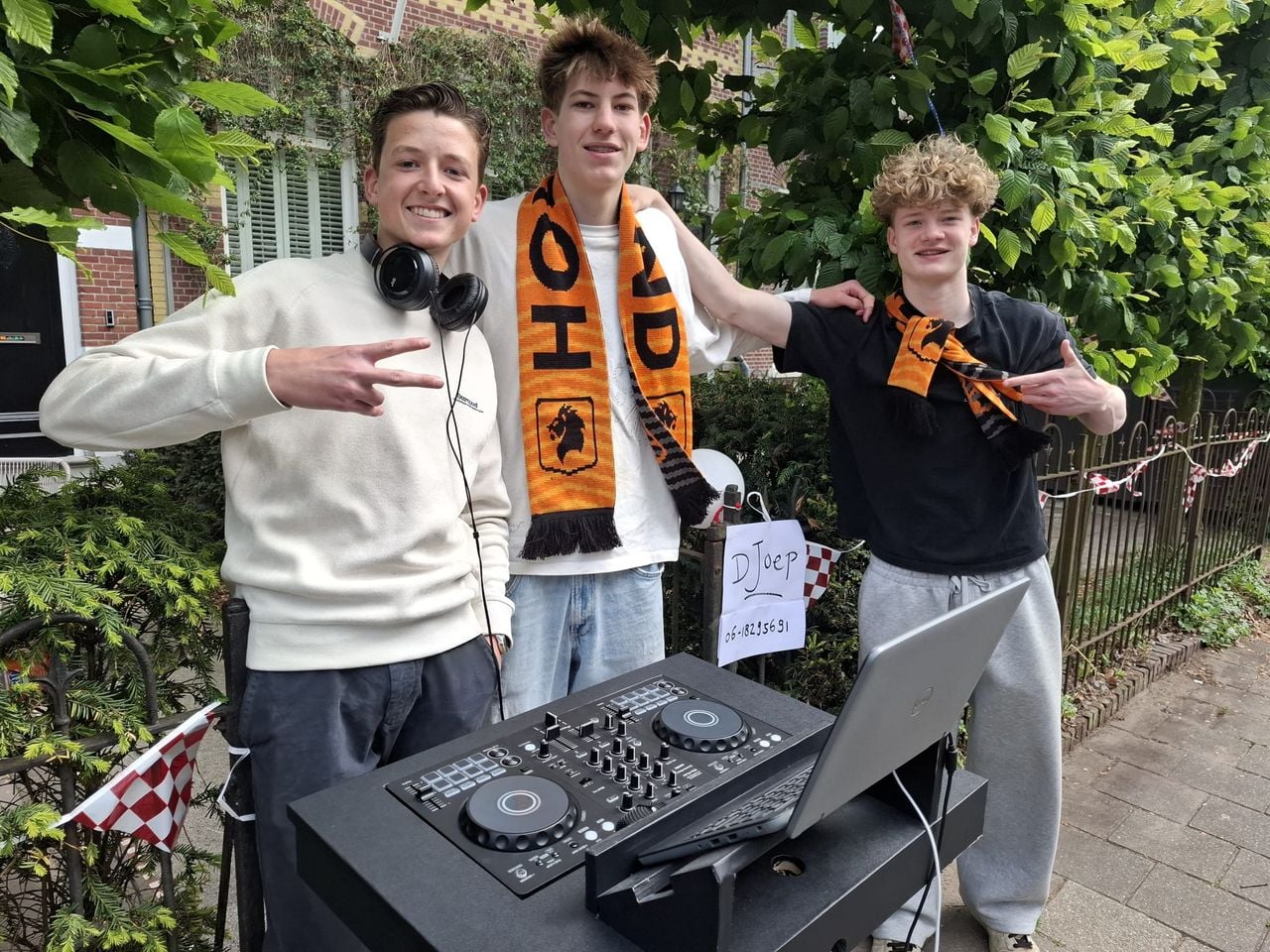 DJ Joep en zijn vriendin (foto: Leon Voskamp).