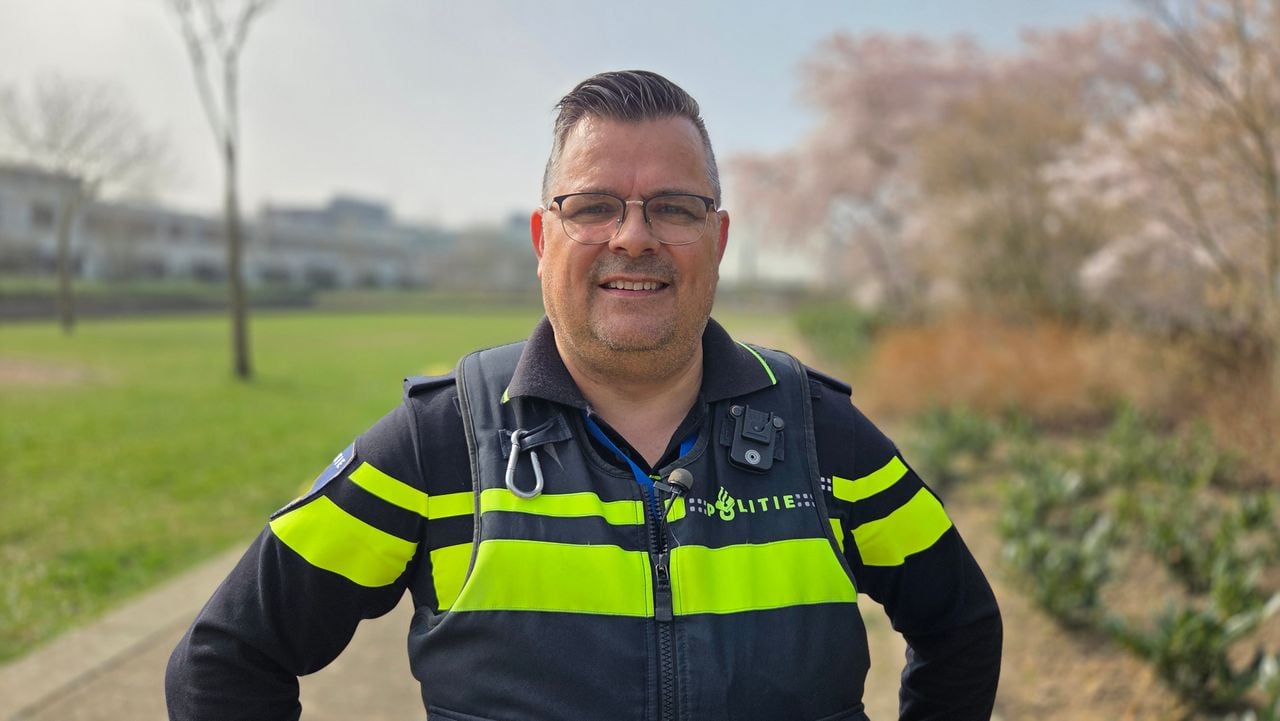 Wijkagent Erik Bertrums (foto: Noël van Hooft).