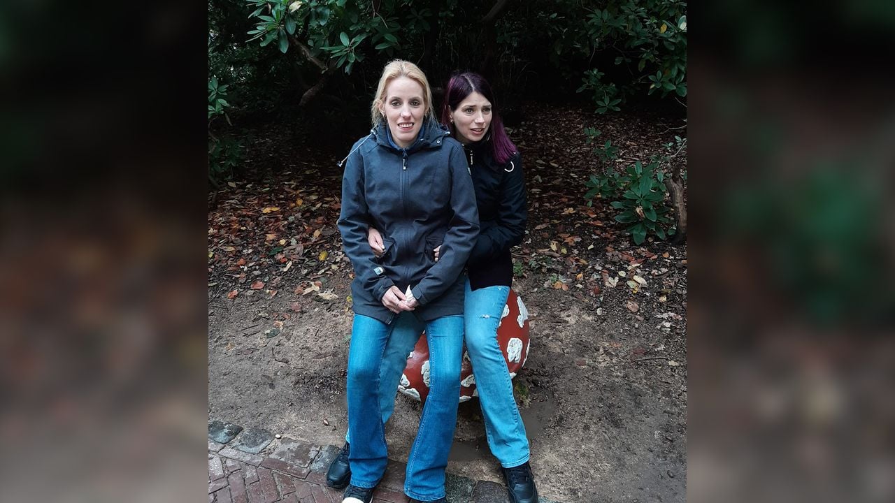 Lindy en haar zus Jessica (privéarchief).