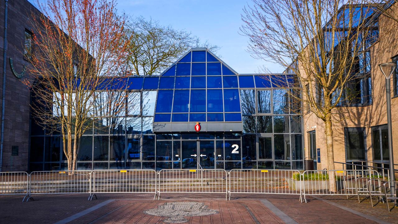 Om het gemeentehuis stonden hekken (Persbureau Heitink).