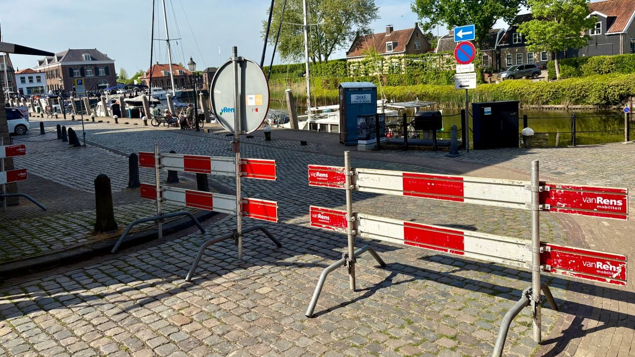De eerste hekken zijn al geplaatst in het centrum van Willemstad (foto: Erik Peeters)