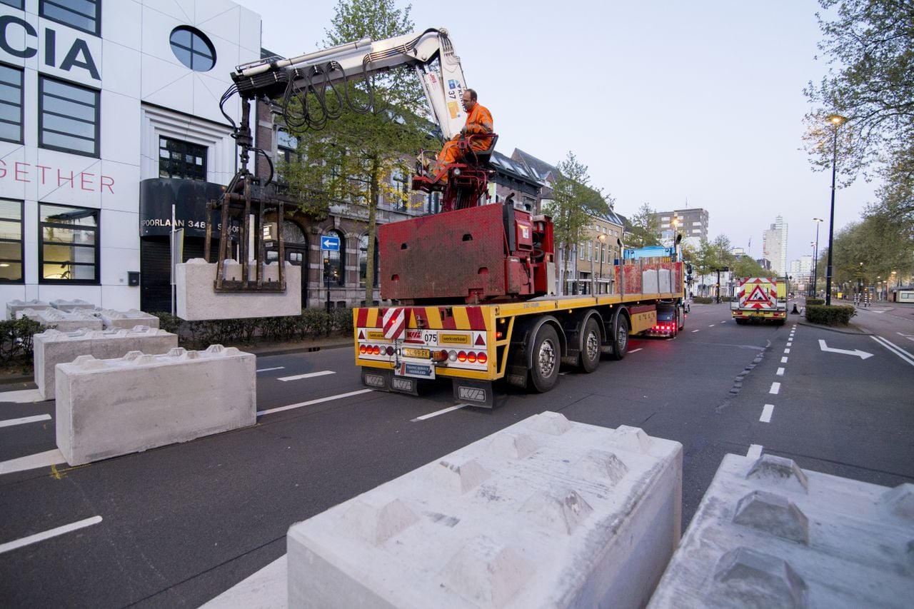 Betonblokken tijdens Koningsdag in Tilburg (foto: ANP)
