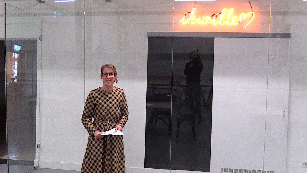 Ivonne bij een werk van kunstenaar Bert Schutter (foto: Omroep Brabant).