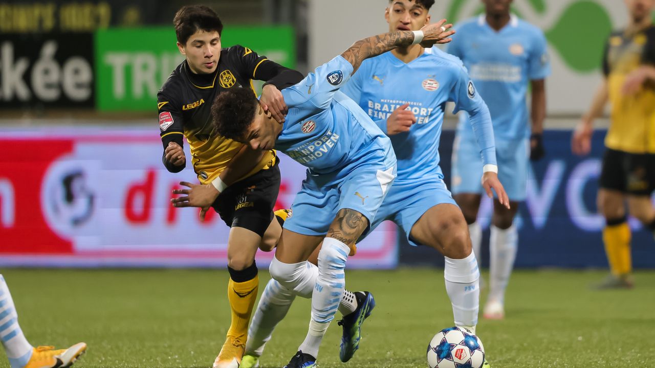 Benji Bouchouari (L. Roda JC) in duel met Jeremy Antonisse (r. Jong PSV) Foto: Orange Pictures
