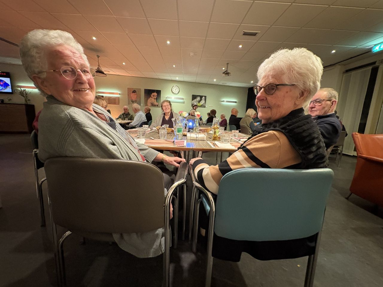 Riet en Annie zijn vaste gasten in het dorpshuis (foto: Karin Kamp)