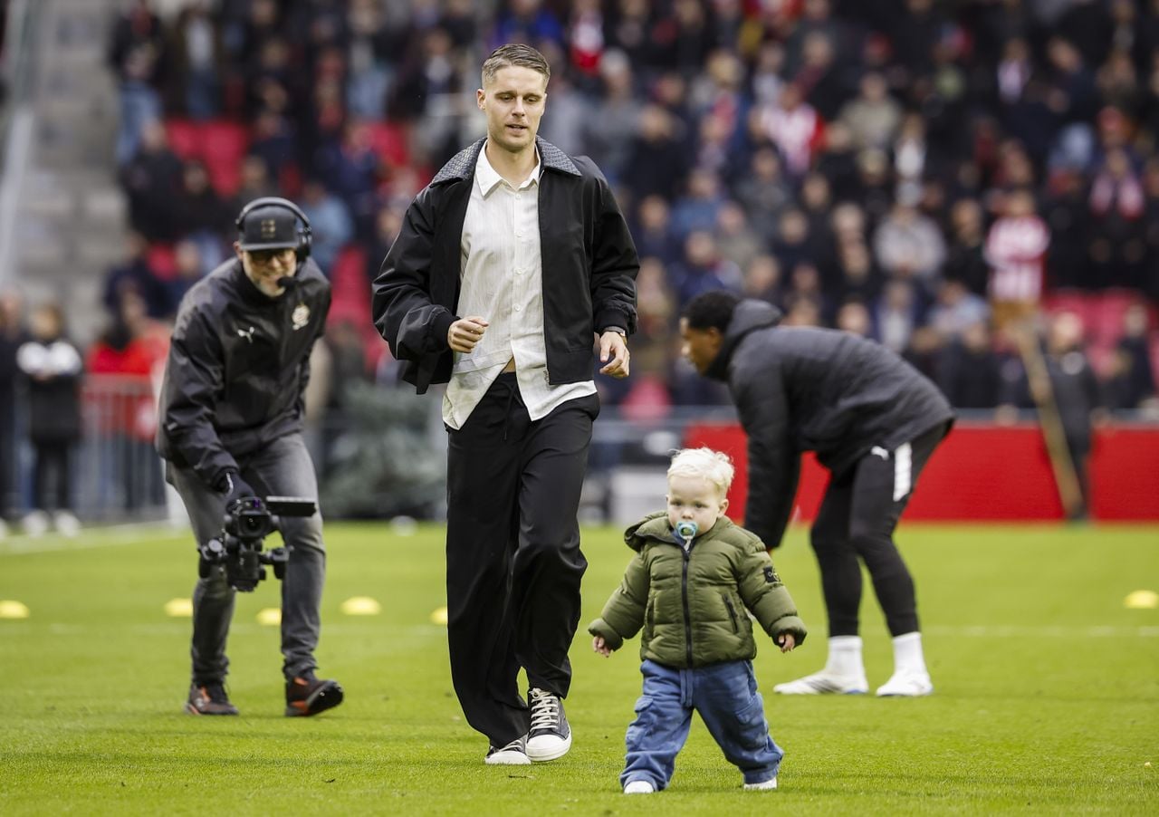 Joey Veerman neemt afscheid tijdens de Nederlandse Eredivisie wedstrijd tussen PSV en Feyenoord in het Philips stadion (foto: Bas Czerwinski/ANP).