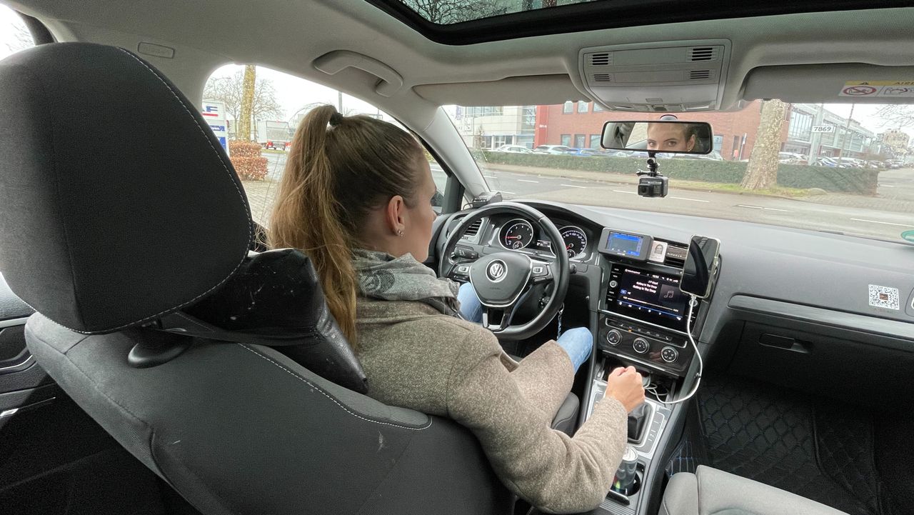 Jennifer in haar taxi (foto: Rogier van Son). 