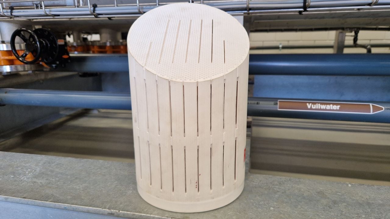 De filter die in de buizen zit. Hier wordt het spoelwater doorheen geperst (foto: Tom Berkers).