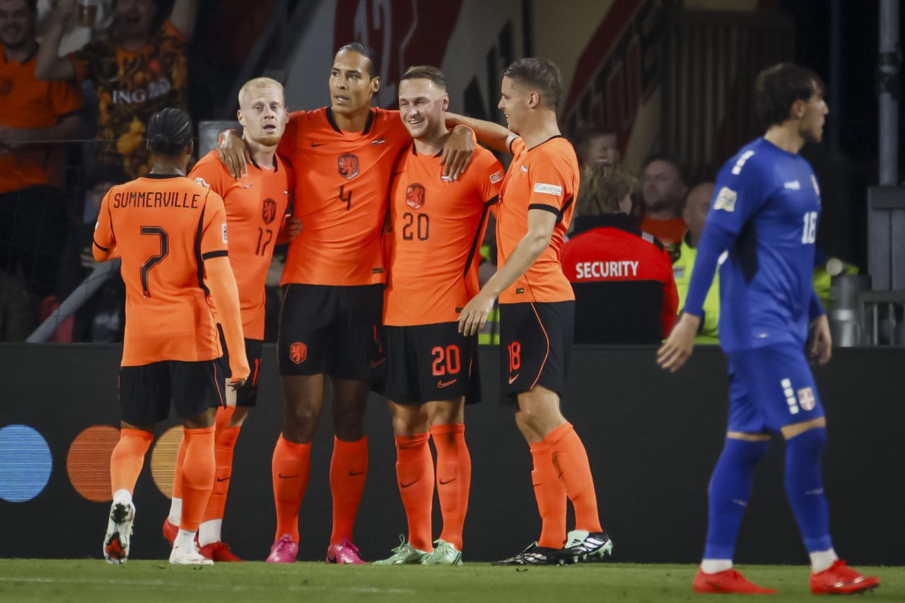 Nederland op voorsprong tegen Servië, Virgil van Dijk (midden) viert feest met teamgenoten (foto: Koen van Weel, ANP). 