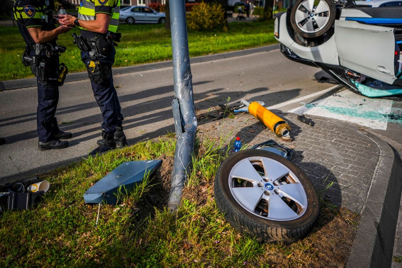 De wagen raakte na het ongeluk een wiel kwijt (foto: Persbureau Heitink).