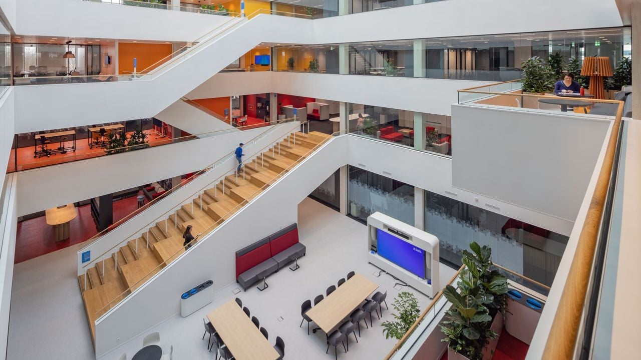 Opvallend is de trap die je bij binnenkomst meteen tegenkomt (foto: Daria Scagliola en Stijn Brakkee).