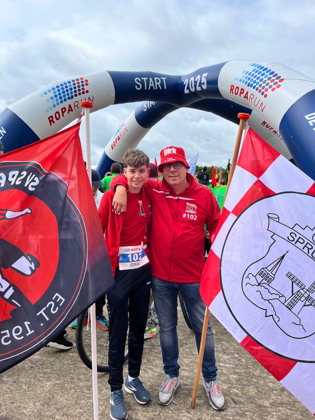 Jelle met Dirk aan de start van de Roparun (privéfoto). 