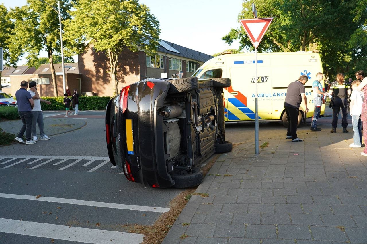 Door het ongeluk werd de weg versperd (foto: Jeroen Stuve/Persbureau Heitink).