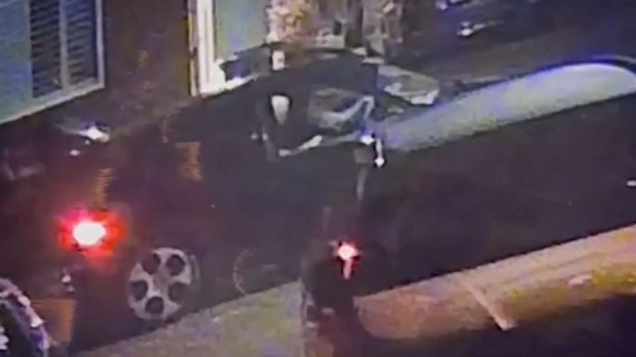 De wagen met opvallende velgen waarin de verdachte rondreed (foto: politie Oost-Brabant).