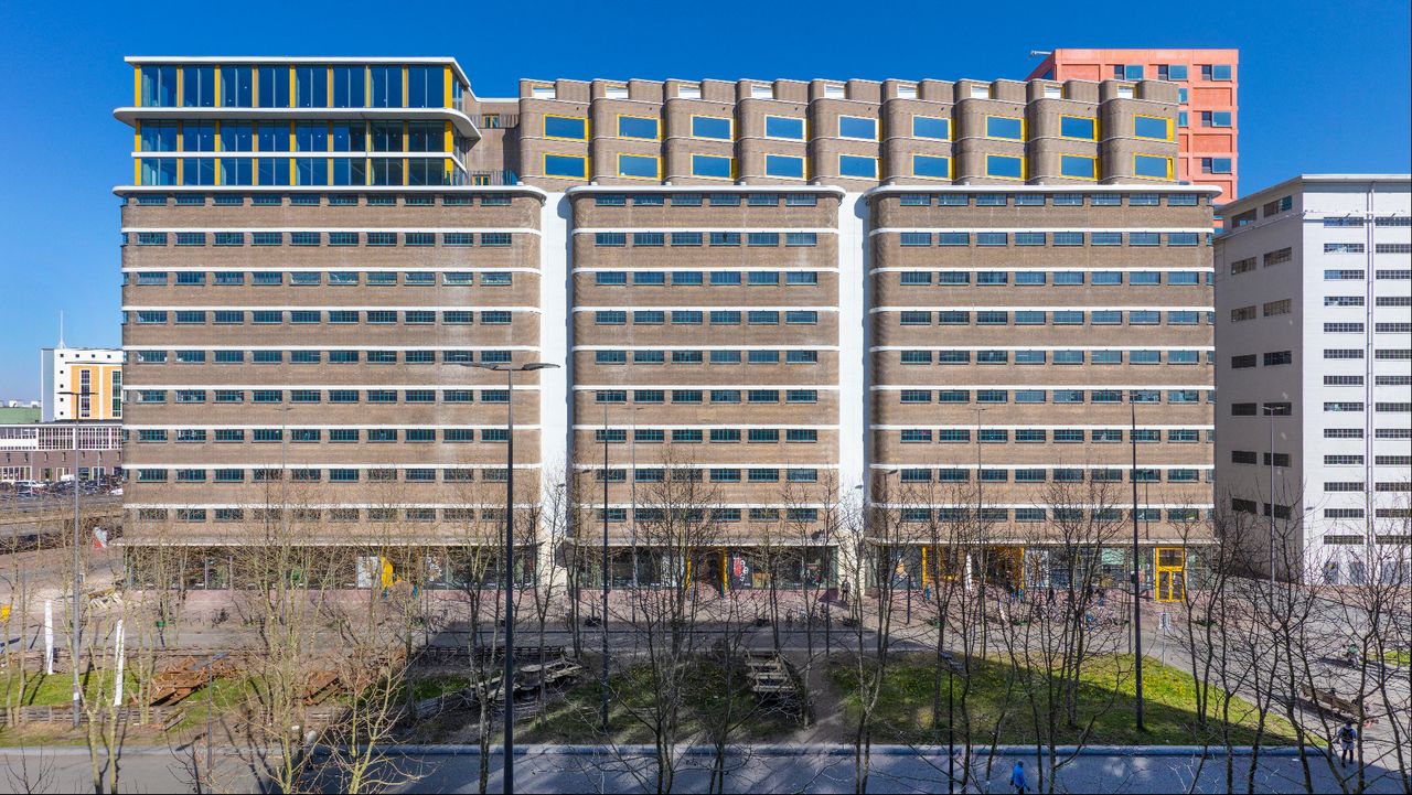 Het veemgebouw op Strijp-S kreeg een woonlaag boven op het gebouw (foto: Norbert van Onna).