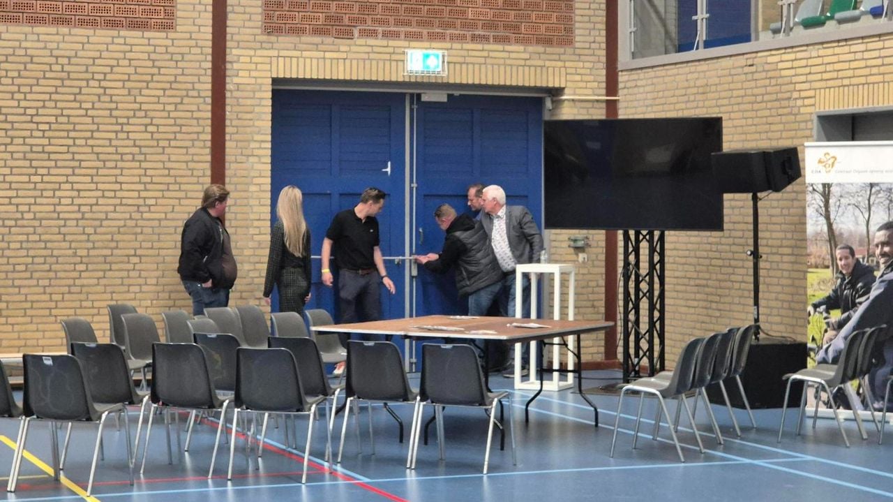 Tegenstanders van het azc proberen sympathisanten binnen te laten (foto: Omroep Brabant).