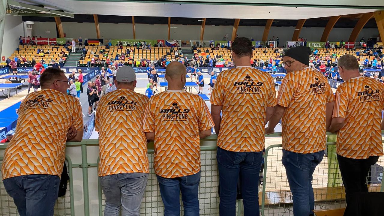 De club liet speciale shirtjes drukken.