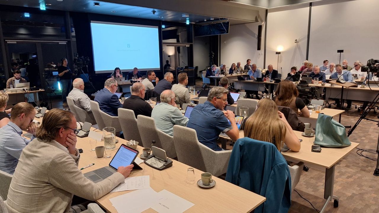 De extra gemeenteraadvergadering donderdagavond in Roosendaal (foto: Erik Peeters).