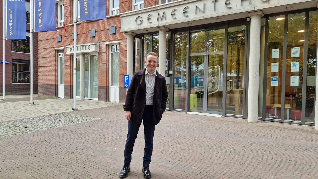 Matt Kanters voor het gemeentehuis in Boekel (foto: Tom Berkers).