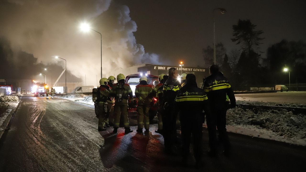 De hulpdiensten bij het E-Bike Development Center in Cuijk (foto: SK-Media).