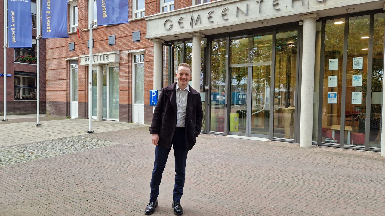 Matt Kanters voor het gemeentehuis in Boekel (foto: Tom Berkers).