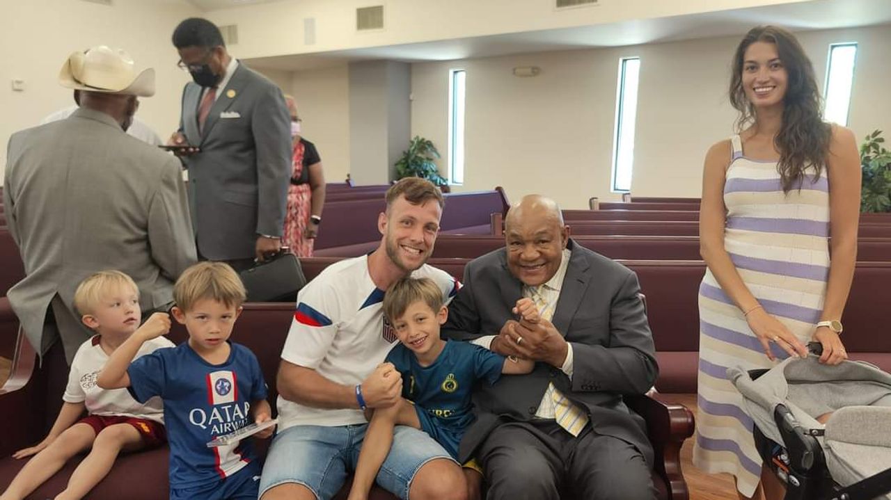 Hageman ontmoet oud-bokser George Foreman tijdens zijn verblijf in Amerika.