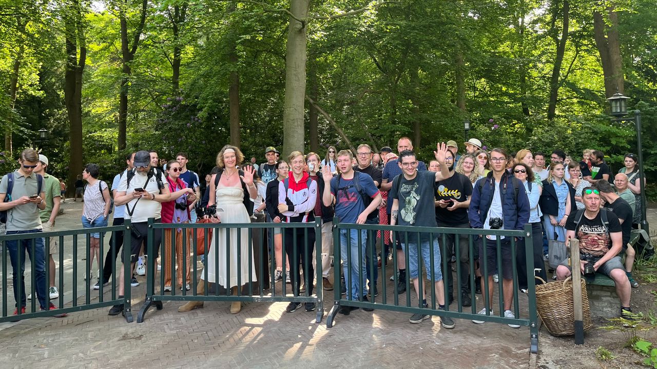 Fans staan in de rij om als eerste het sprookje te zien (foto: Jos Verkuijlen).