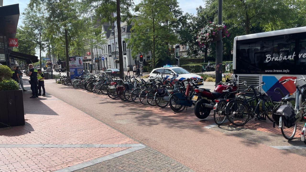 Terwijl de bussen niet verder konden, spraken de politie en handhaving een van de betrokkenen aan (foto: Hans Janssen).