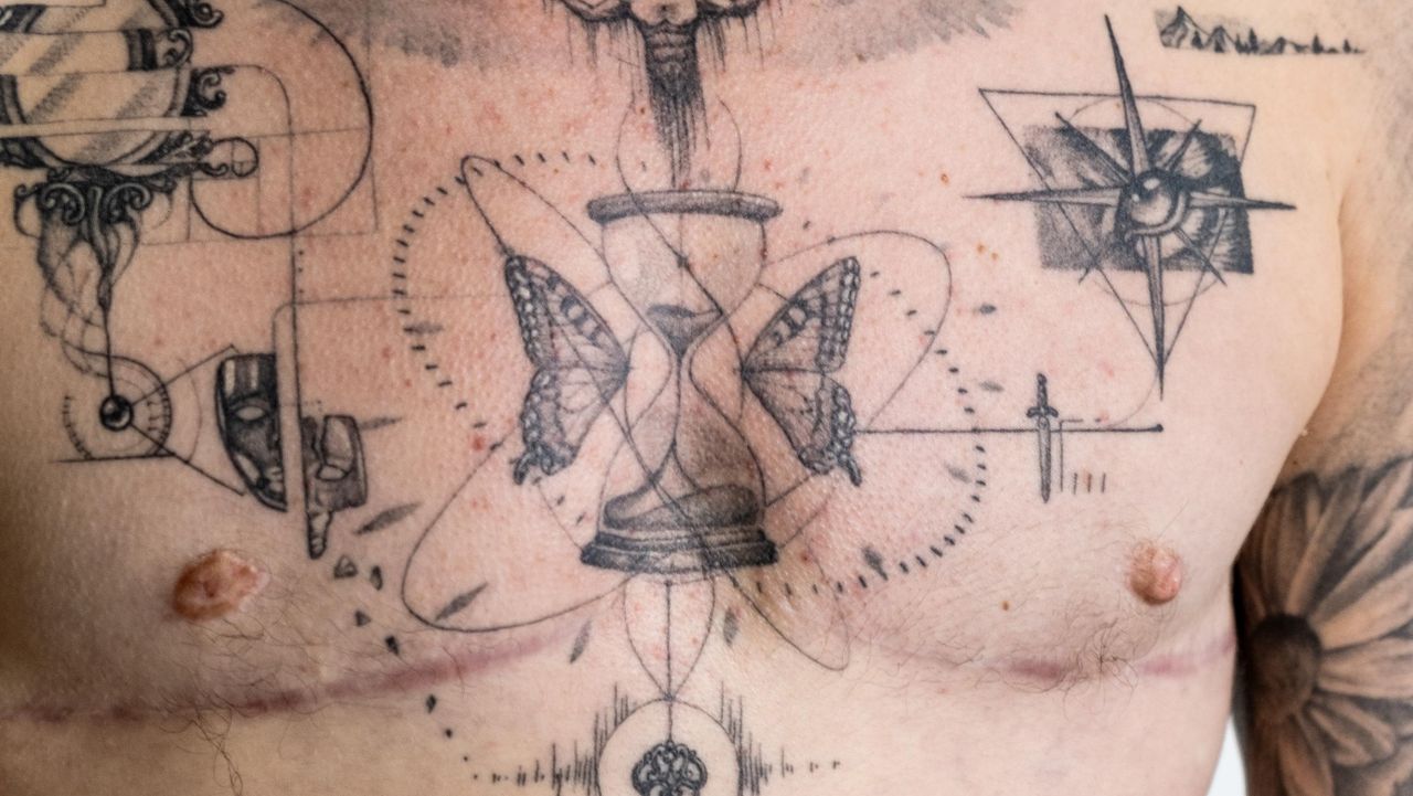 De borsttattoo van Aden van dichtbij (foto: Sietske / Creative Studio Bro). 