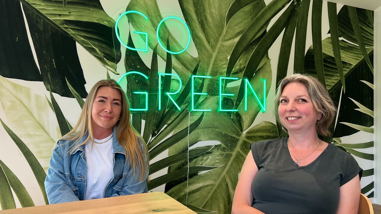 Ervaringsdeskundige Demi en moeder Teuntje bij Groen in Vught (foto: Megan Hanegraaf).