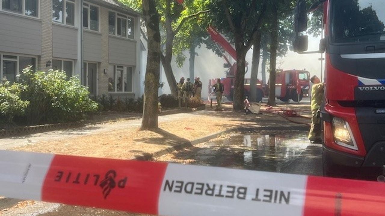 Een gebied rondom de brandende woningen werd afgezet (foto: Dave van Hattem).