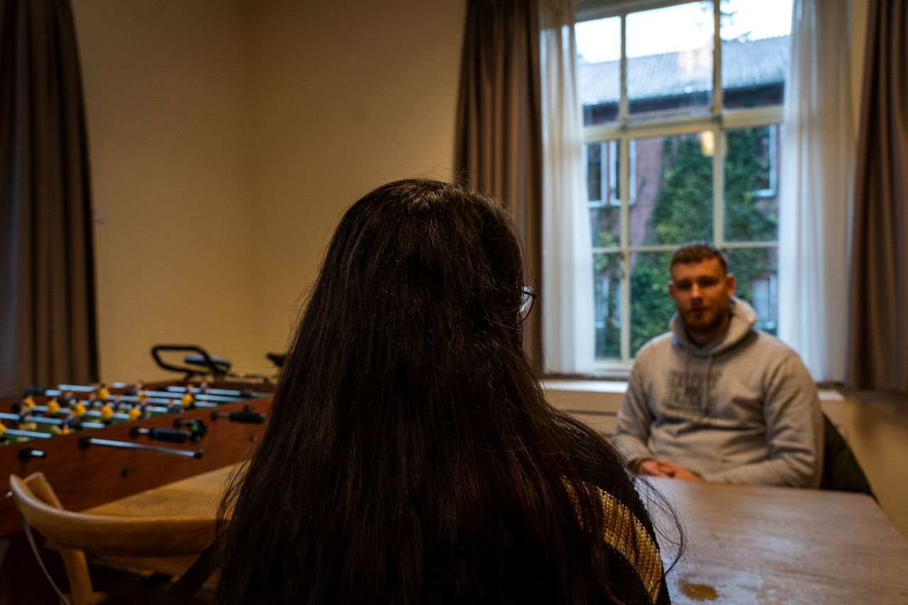 Een vrouwelijke vluchteling die woont in de crisisnoodopvang in Goirle