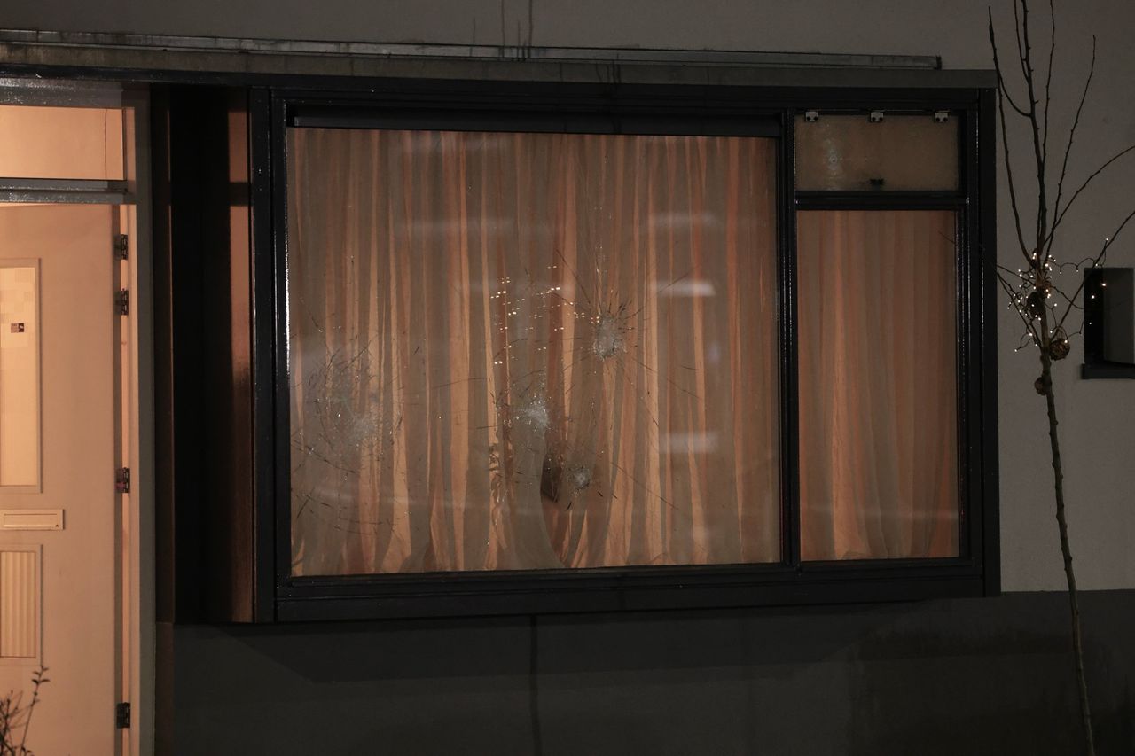 In het raam van het huis aan de Poolsestraat in Boxtel zijn meerdere inslagen te zien (foto: Sander van Gils/SQ Vision).