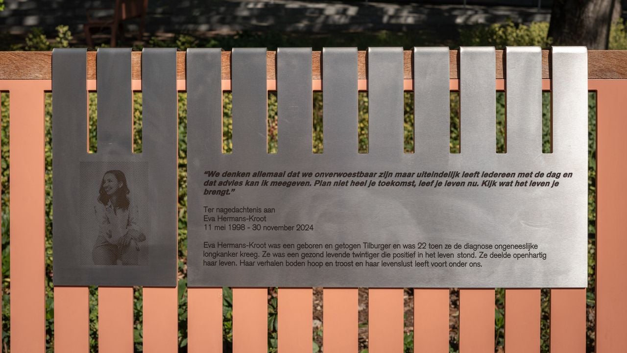 De herinneringsplaat op het bankje in Tilburg (foto: Joris Buijs fotografie).